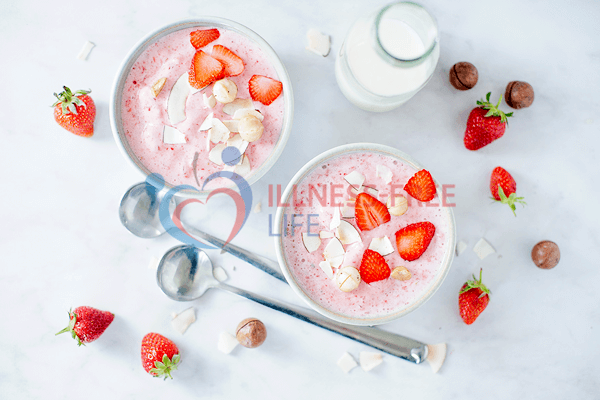 Low-Carb Smoothie Bowl with Strawberries
